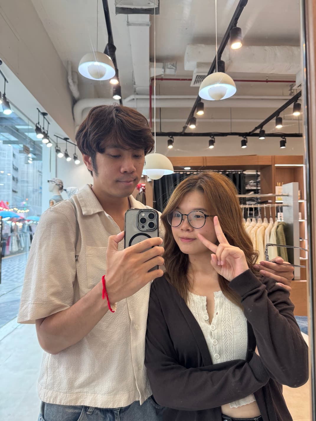 เจมส์และงิ้มถ่ายรูปคู่กันระหว่างเดินเล่นที่สยามในเดตที่ 8