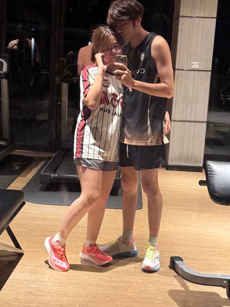 เจมส์และงิ้มถ่ายรูปคู่กันในฟิตเนสพร้อมรองเท้าสีสดใส