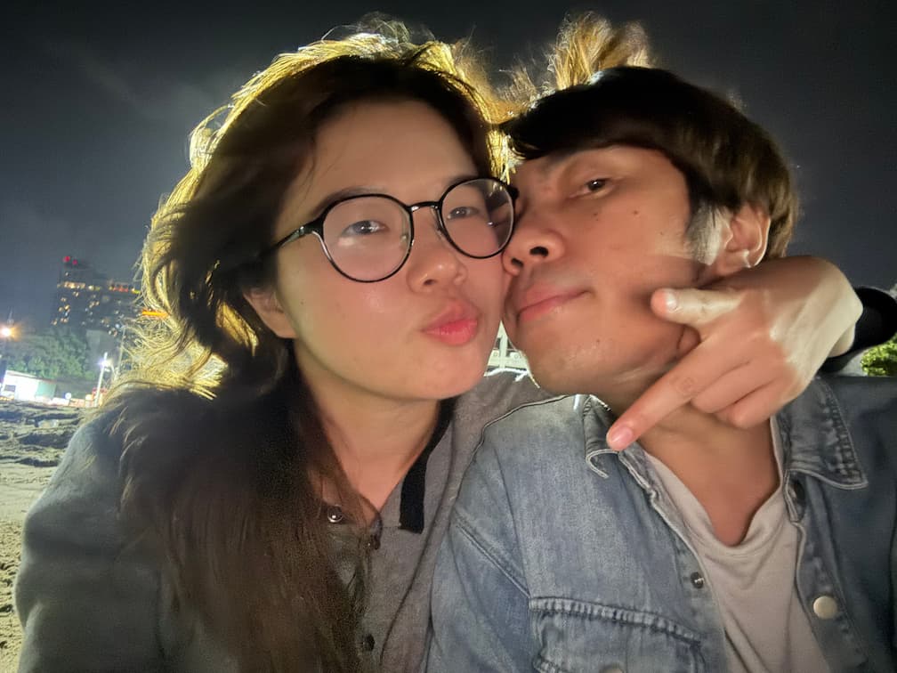 เจมส์และงิ้มถ่ายรูปคู่กันที่ชายหาดพัทยาในเดตที่ 9