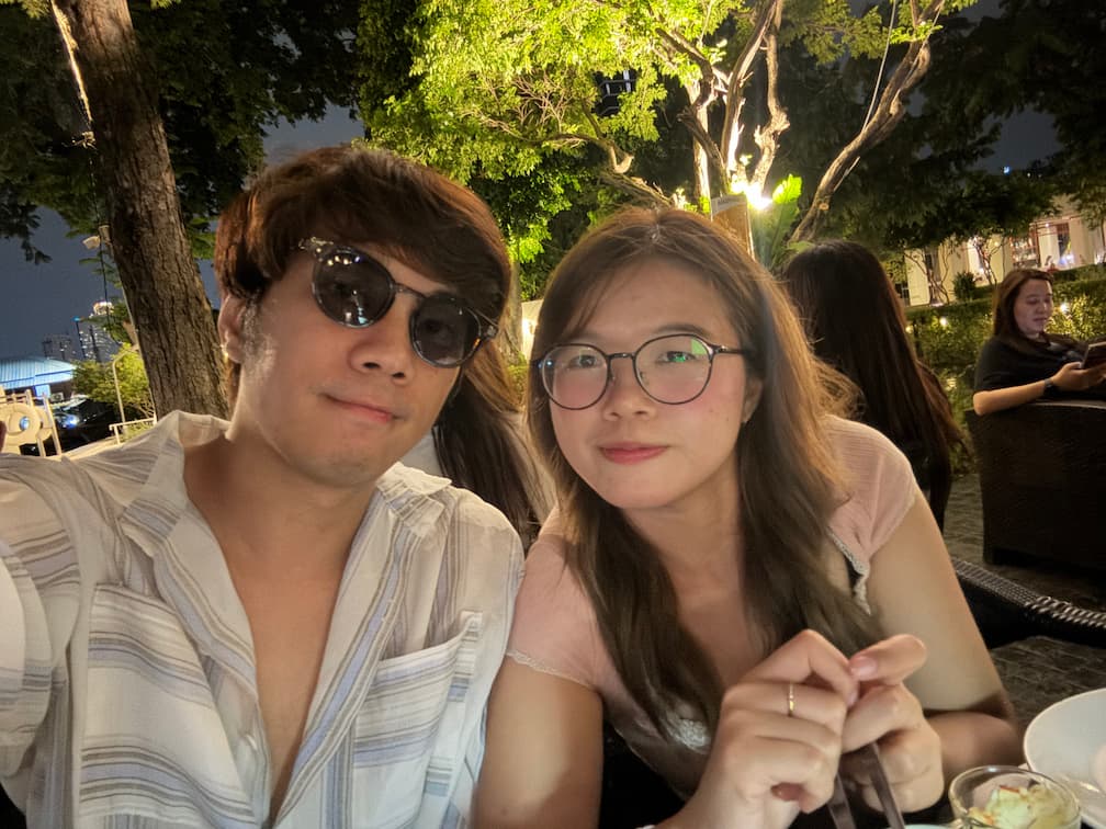 เจมส์และงิ้มระหว่างรอดูพลุตอนสองทุ่ม