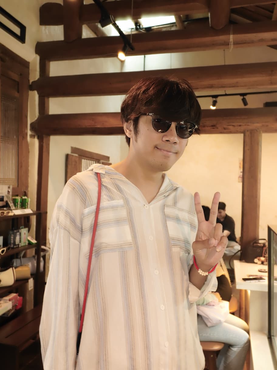 เจมส์โพสท่าที่ร้านกล้องในทรงวาด