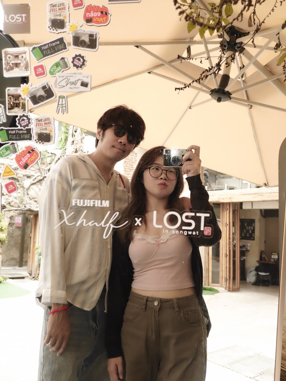เจมส์และงิ้มถ่ายรูปคู่กับ Fujifilm X half ที่ทรงวาด