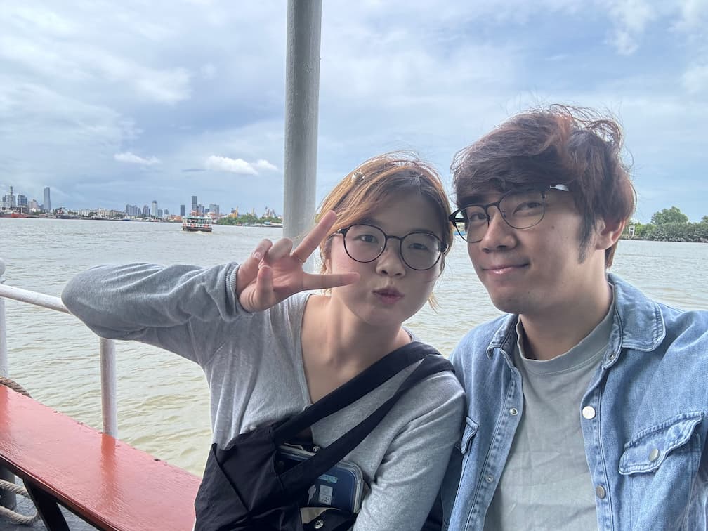 เจมส์และงิ้มถ่ายรูปคู่กันบนเรือระหว่างไปเที่ยวบางกระเจ้า