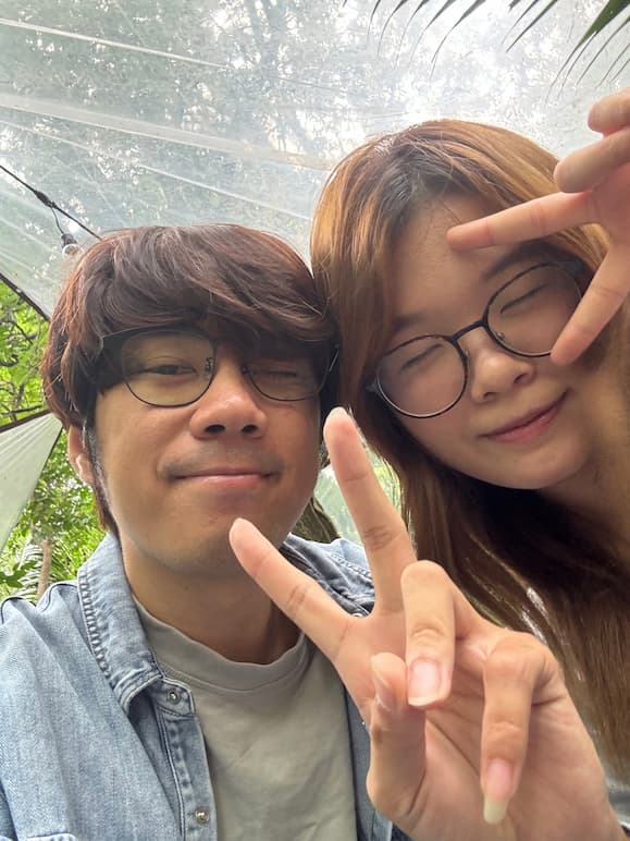 เจมส์และงิ้มถ่ายรูปคู่กันระหว่างเที่ยวสวนที่บางกระเจ้า